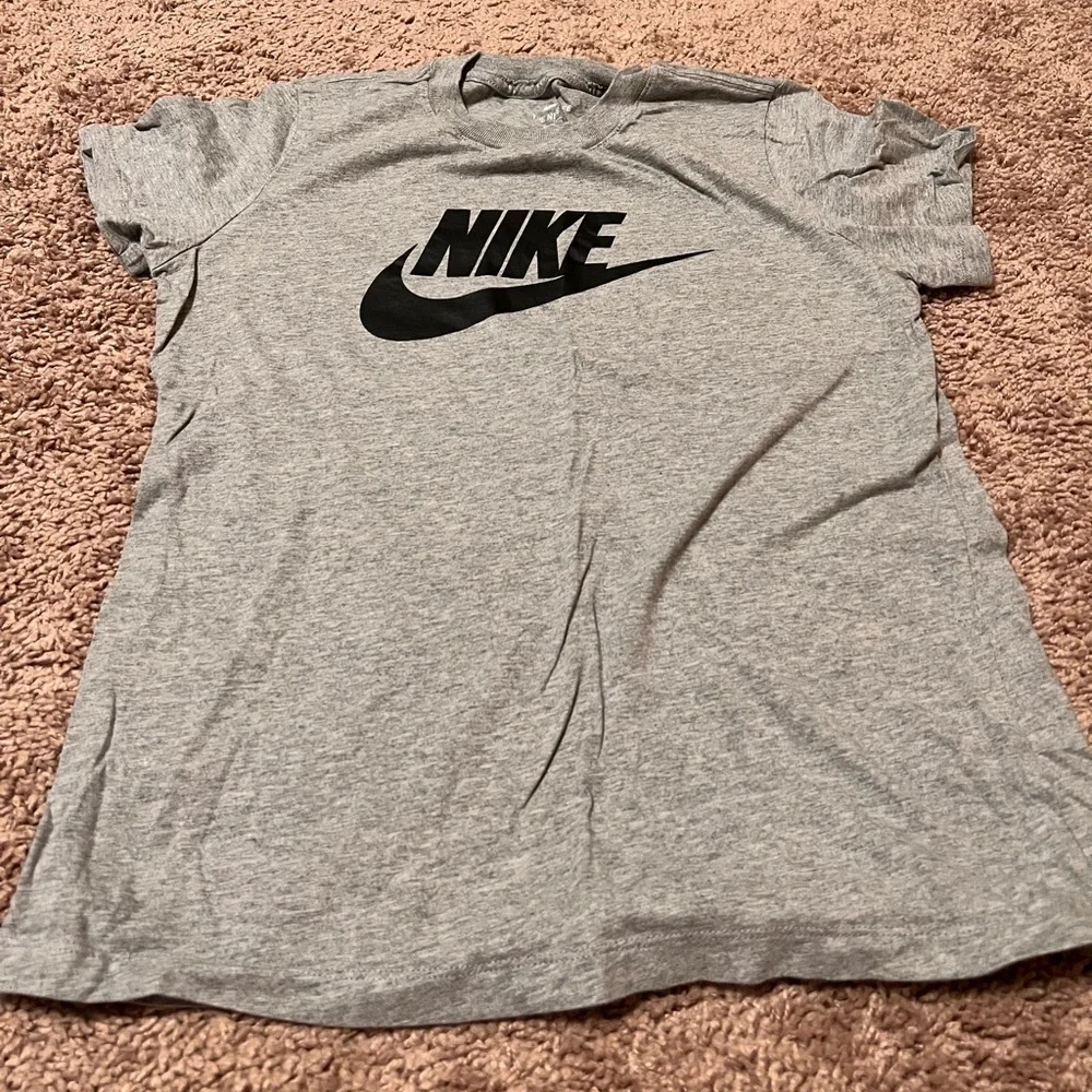Women’s Nike Tee - Picture 1 of 2